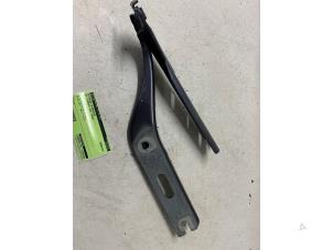 Gebruikte Motorkap Scharnier Volkswagen T-Cross 1.0 TSI 110 12V Prijs op aanvraag aangeboden door Autodemontage van de Laar