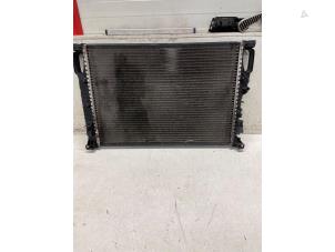 Gebruikte Radiateur Mercedes E Combi (S211) 2.6 E-240 V6 18V Prijs € 25,00 Margeregeling aangeboden door Autodemontage van de Laar