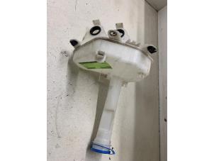 Gebruikte Ruitensproeiertank voor Suzuki Celerio (LF) 1.0 12V Dualjet Prijs op aanvraag aangeboden door Autodemontage van de Laar