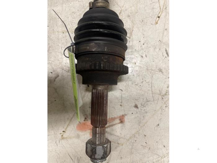 Gebruikte Aandrijfas links-voor Chevrolet Spark (M300) 1.0 16V Bifuel Prijs € 70,00 Margeregeling aangeboden door Autodemontage van de Laar