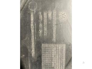 Gebruikte Beschermplaat bodem Volkswagen Transporter T5 2.5 TDi Prijs € 30,00 Margeregeling aangeboden door Autodemontage van de Laar