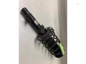 Gebruikte Mac Phersonpoot links-voor Peugeot 208 I (CA/CC/CK/CL) 1.2 Vti 12V PureTech 82 Prijs € 70,00 Margeregeling aangeboden door Autodemontage van de Laar