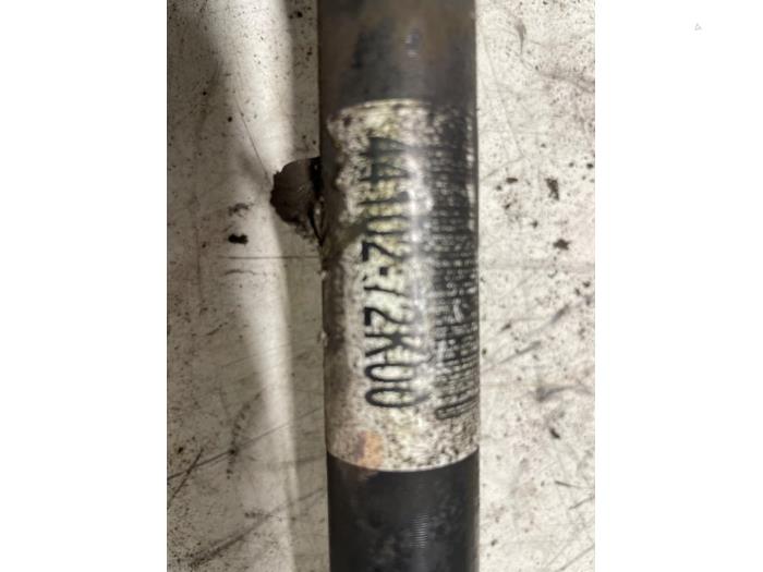 Gebruikte Aandrijfas links-voor Suzuki Swift (ZA/ZC/ZD1/2/3/9) 1.3 VVT 16V Prijs € 50,00 Margeregeling aangeboden door Autodemontage van de Laar