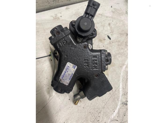 Dieselpomp van een Opel Corsa D 1.3 CDTi 16V ecoFLEX 2010