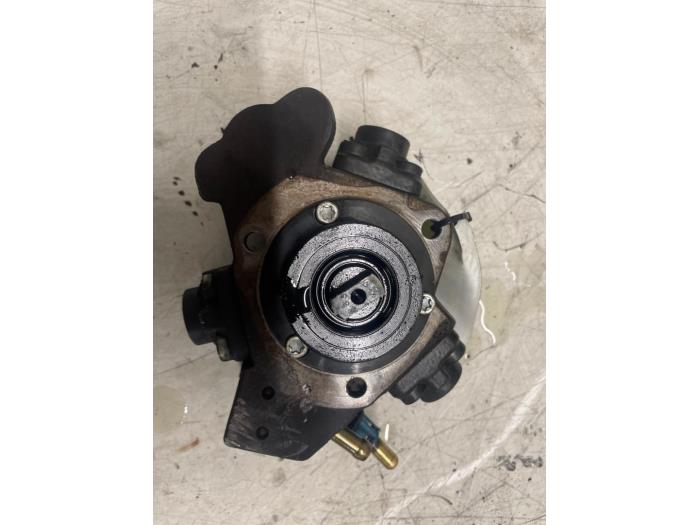 Dieselpomp van een Opel Corsa D 1.3 CDTi 16V ecoFLEX 2010