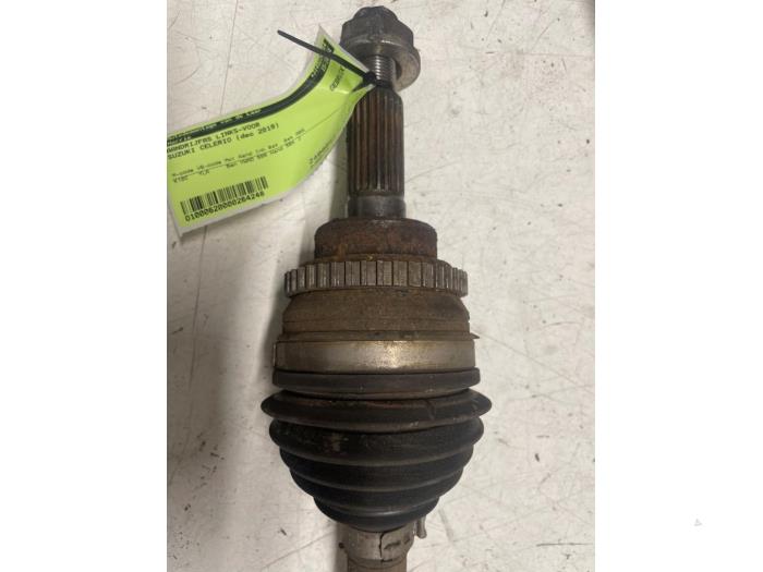 Gebruikte Aandrijfas links-voor Suzuki Celerio (LF) 1.0 12V Dualjet Prijs € 70,00 Margeregeling aangeboden door Autodemontage van de Laar