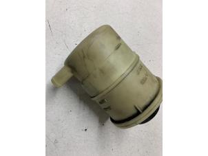 Gebruikte Servo Oliereservoir Dacia Sandero I (BS) 1.2 16V Prijs op aanvraag aangeboden door Autodemontage van de Laar