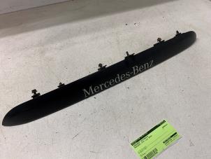Gebruikte Handgreep Achterklep Mercedes Vito (447.6) 2.2 116 CDI 16V Prijs op aanvraag aangeboden door Autodemontage van de Laar