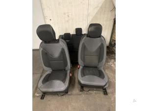 Gebruikte Bekleding Set (compleet) Renault Clio IV Estate/Grandtour (7R) 0.9 Energy TCE 90 12V Prijs € 400,00 Margeregeling aangeboden door Autodemontage van de Laar