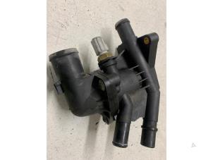 Gebruikte Thermostaathuis Ford Focus 3 1.0 Ti-VCT EcoBoost 12V 100 Prijs op aanvraag aangeboden door Autodemontage van de Laar