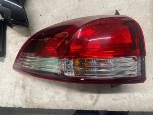 Gebruikte Achterlichtglas links Renault Clio IV Estate/Grandtour (7R) 0.9 Energy TCE 90 12V Prijs € 60,00 Margeregeling aangeboden door Autodemontage van de Laar