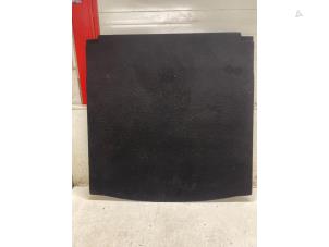 Gebruikte Vloerplaat bagageruimte Mercedes A Limousine (177.1) 1.3 A-200 Turbo Prijs € 200,00 Margeregeling aangeboden door Autodemontage van de Laar