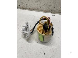 Gebruikte Benzinepomp Mercedes A Limousine (177.1) 1.3 A-200 Turbo Prijs € 75,00 Margeregeling aangeboden door Autodemontage van de Laar