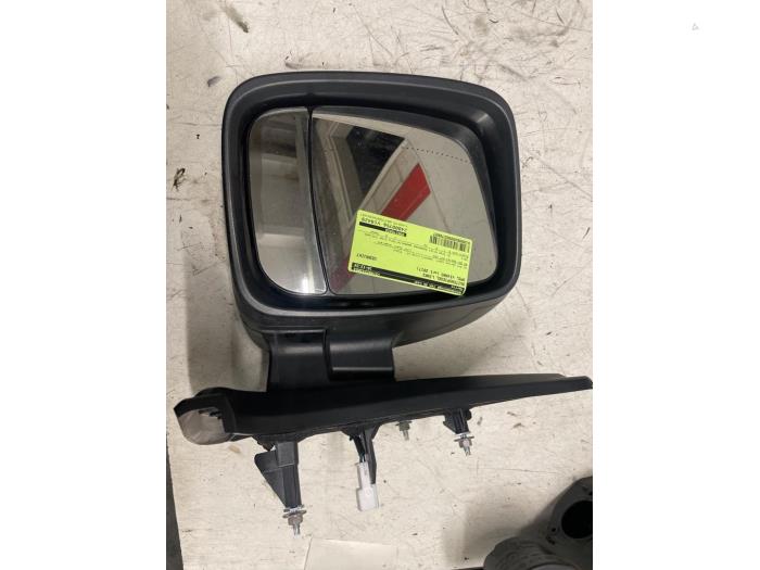 Buitenspiegel links van een Opel Vivaro 1.6 CDTi BiTurbo 125 2017