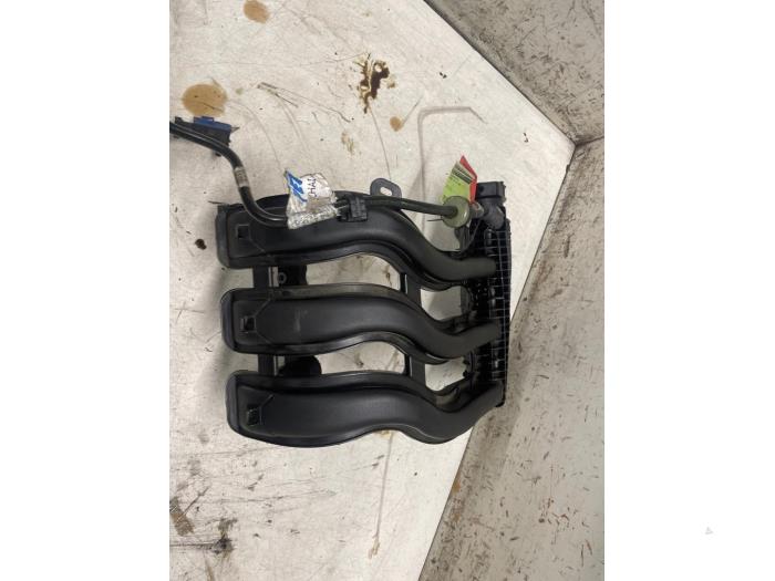 Gebruikte Spruitstuk Inlaat Peugeot 208 I (CA/CC/CK/CL) 1.2 Vti 12V PureTech 82 Prijs op aanvraag aangeboden door Autodemontage van de Laar
