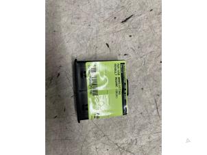 Gebruikte AUX/USB aansluiting Renault Megane IV Estate (RFBK) 1.2 Energy TCE 130 Prijs € 35,00 Margeregeling aangeboden door Autodemontage van de Laar