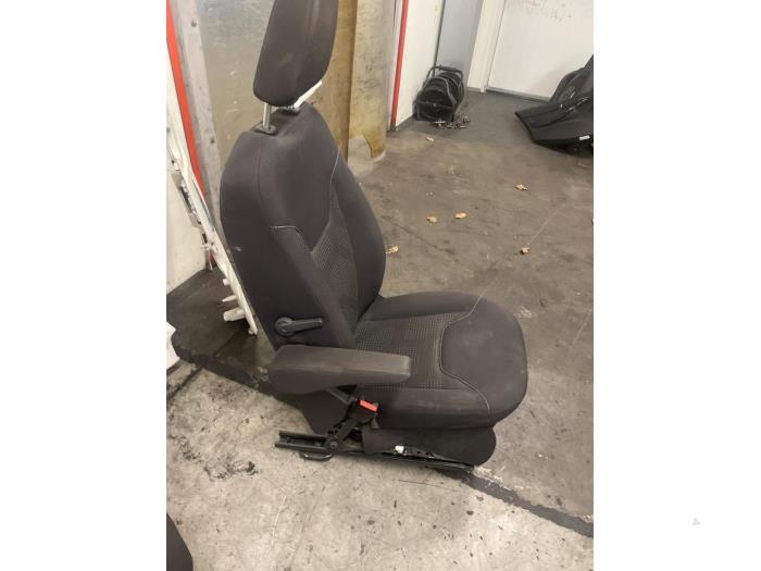 Stoel links van een Ford Transit Courier 1.5 TDCi 75 2017