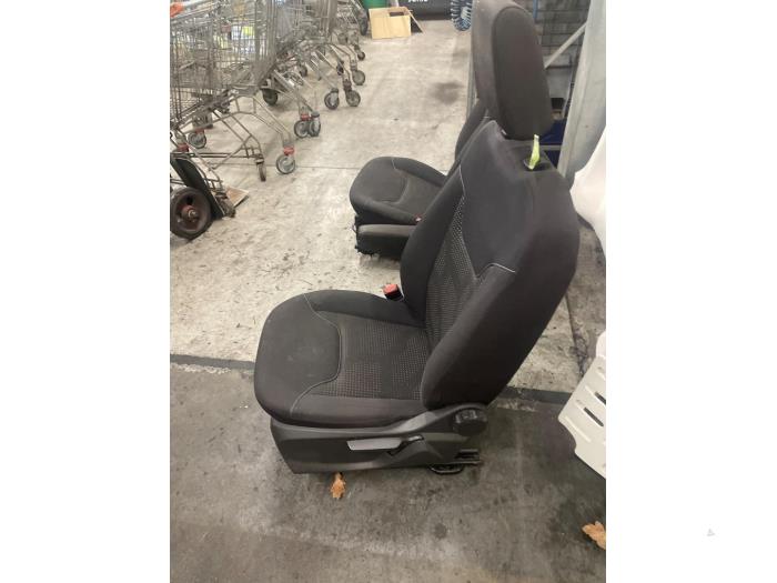 Stoel links van een Ford Transit Courier 1.5 TDCi 75 2017