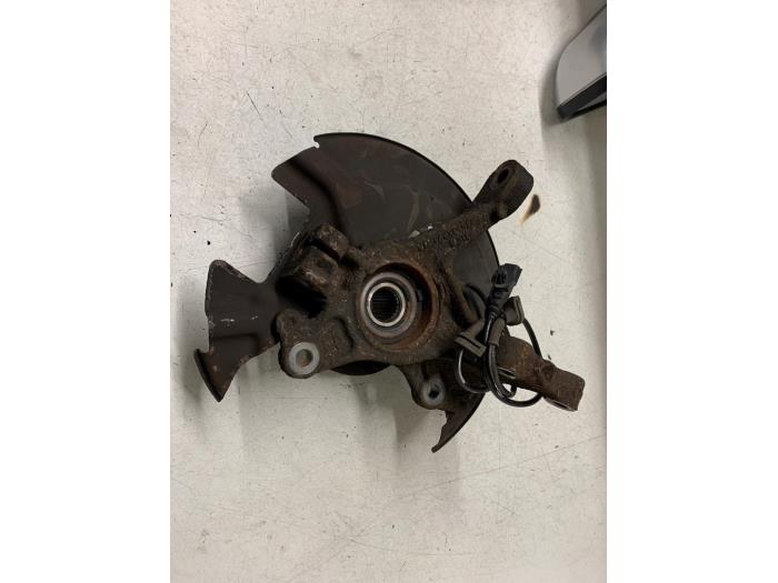 Fusee links-voor van een Ford Transit Courier 1.5 TDCi 75 2017