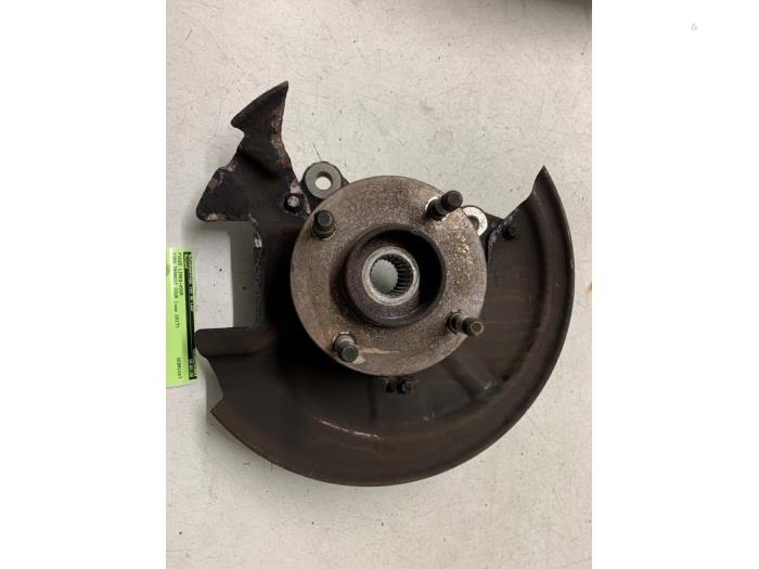 Fusee links-voor van een Ford Transit Courier 1.5 TDCi 75 2017