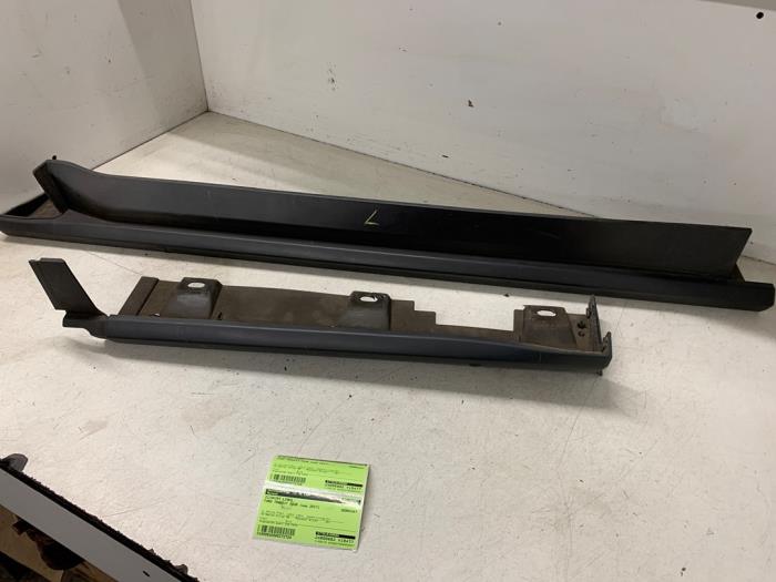 Zijskirt links van een Ford Transit Courier 1.5 TDCi 75 2017