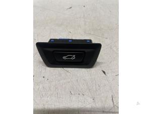 Gebruikte Schakelaar achterklep BMW 5 serie Touring (F11) 520d 16V Prijs € 20,00 Margeregeling aangeboden door Autodemontage van de Laar