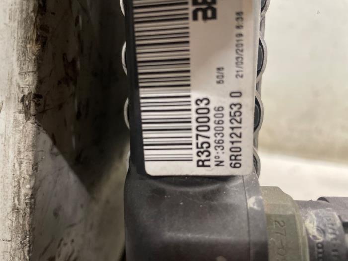 Gebruikte Radiateur Volkswagen Polo V (6R) 1.2 12V BlueMotion Technology Prijs € 35,00 Margeregeling aangeboden door Autodemontage van de Laar
