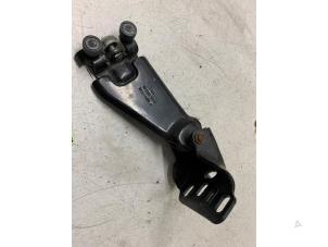 Gebruikte Schuifdeurrol rechts Ford Transit Connect (PJ2) 1.5 EcoBlue Prijs € 25,00 Margeregeling aangeboden door Autodemontage van de Laar