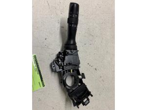 Gebruikte Pinker Schakelaar Toyota Verso 2.0 16V D-4D-F Prijs € 35,00 Margeregeling aangeboden door Autodemontage van de Laar