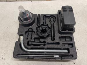 Gebruikte Banden reparatieset Audi A1 Sportback (GBA) 1.0 25 TFSI 12V Prijs € 50,00 Margeregeling aangeboden door Autodemontage van de Laar