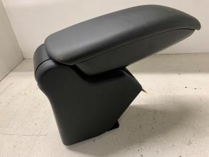 Gebruikte Armleuning Citroen C3 (SC) 1.2 VTi 82 12V Prijs € 60,00 Margeregeling aangeboden door Autodemontage van de Laar