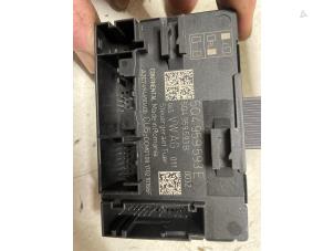 Gebruikte Deur module Volkswagen Golf VII (AUA) 1.0 TSI 12V Prijs € 35,00 Margeregeling aangeboden door Autodemontage van de Laar