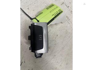 Gebruikte Handrem schakelaar Peugeot 308 SW (L4/L9/LC/LJ/LR) 1.2 12V e-THP PureTech 130 Prijs € 25,00 Margeregeling aangeboden door Autodemontage van de Laar