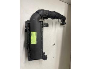 Gebruikte Luchtfilterhuis Peugeot 308 SW (L4/L9/LC/LJ/LR) 1.2 12V e-THP PureTech 130 Prijs € 35,00 Margeregeling aangeboden door Autodemontage van de Laar