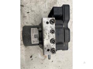 Gebruikte ABS Pomp Peugeot 308 SW (L4/L9/LC/LJ/LR) 1.2 12V e-THP PureTech 130 Prijs € 200,00 Margeregeling aangeboden door Autodemontage van de Laar