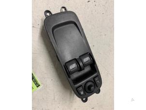 Gebruikte Elektrisch Raam Schakelaar Volvo C30 (EK/MK) 1.6 16V Prijs € 25,00 Margeregeling aangeboden door Autodemontage van de Laar