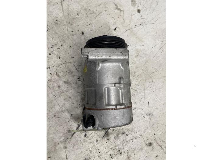 Aircopomp van een Volvo V60 I (FW/GW) 2.4 D5 20V 2011