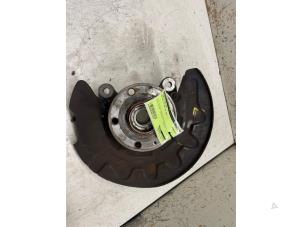 Gebruikte Fusee links-voor Volkswagen Golf Sportsvan (AUVS) 1.6 TDI BlueMotion 16V Prijs € 100,00 Margeregeling aangeboden door Autodemontage van de Laar