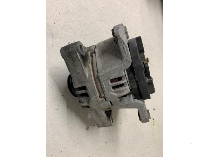 Dynamo van een Opel Corsa D 1.2 16V ecoFLEX Bi-Fuel 2013