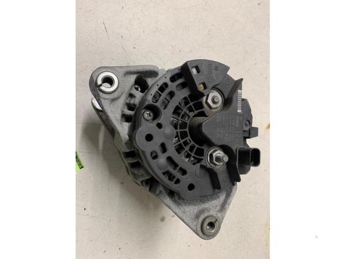 Dynamo van een Opel Corsa D 1.2 16V ecoFLEX Bi-Fuel 2013