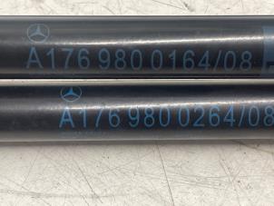 Gebruikte Set Gasdempers Achterklep Mercedes A (W176) 1.6 A-180 16V Prijs € 20,00 Margeregeling aangeboden door Autodemontage van de Laar