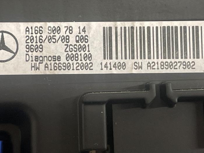 Display Interieur van een Mercedes-Benz A (W176) 1.6 A-180 16V 2016
