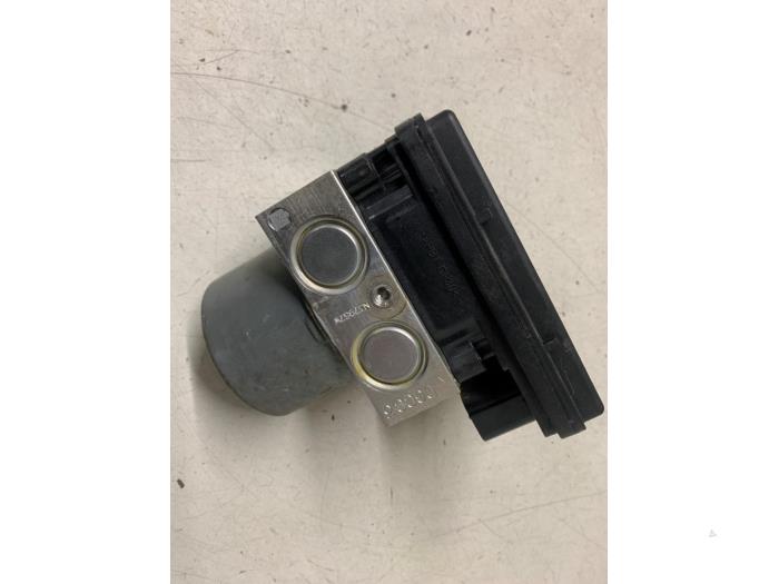 Gebruikte ABS Pomp Kia Stonic (YB) 1.0i T-GDi 12V Prijs € 150,00 Margeregeling aangeboden door Autodemontage van de Laar