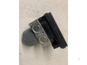 Gebruikte ABS Pomp Kia Stonic (YB) 1.0i T-GDi 12V Prijs € 150,00 Margeregeling aangeboden door Autodemontage van de Laar