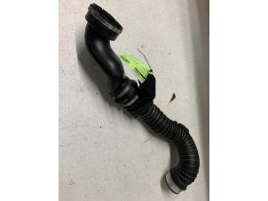 Gebruikte Intercooler Slang Mercedes C (W203) 1.8 C-200K 16V Prijs € 25,00 Margeregeling aangeboden door Autodemontage van de Laar