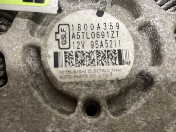Gebruikte Dynamo Mitsubishi Space Star (A0) 1.0 12V Prijs € 50,00 Margeregeling aangeboden door Autodemontage van de Laar