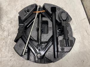 Gebruikte Krikset Ford C-Max (DXA) 1.0 Ti-VCT EcoBoost 12V 125 Prijs € 30,00 Margeregeling aangeboden door Autodemontage van de Laar