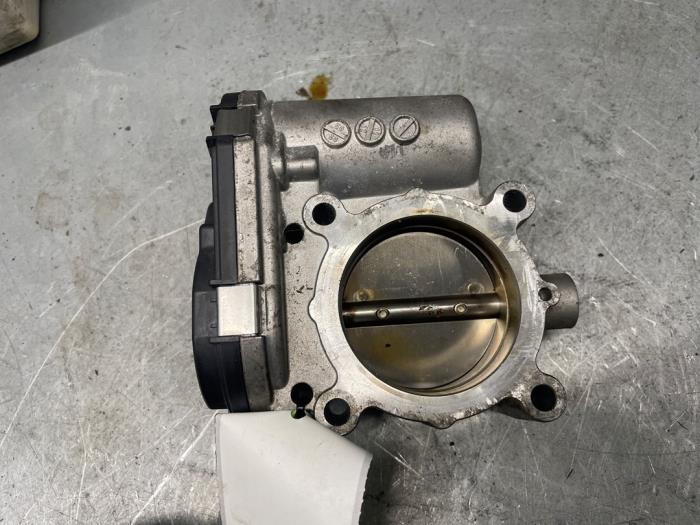Gasklephuis van een Mercedes-Benz CLA (117.3) 1.6 CLA-180 16V 2013