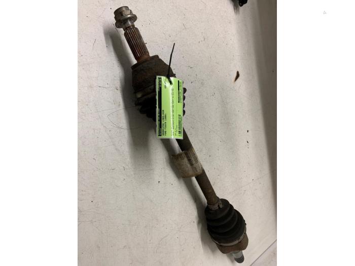 Gebruikte Aandrijfas links-voor Ford Fiesta 6 (JA8) 1.4 16V Prijs € 50,00 Margeregeling aangeboden door Autodemontage van de Laar