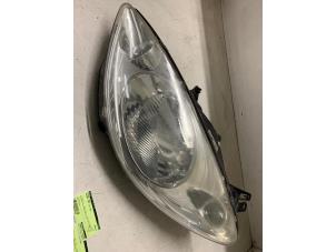Gebruikte Koplamp links Peugeot 1007 (KM) 1.4 Prijs € 65,00 Margeregeling aangeboden door Autodemontage van de Laar